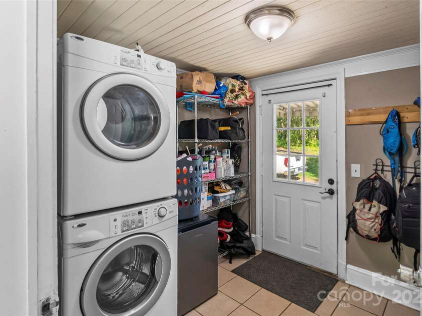 1068 14th Avenue, Hickory, NC 28601.  MLS# CAR4246033, YatesRealty ID 13859. 