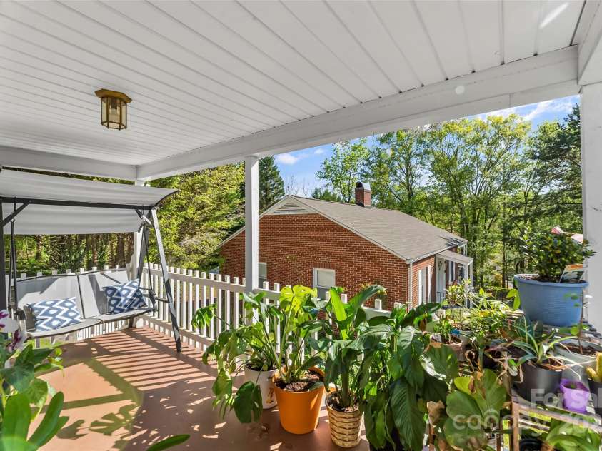 1068 14th Avenue, Hickory, NC 28601.  MLS# CAR4246033, YatesRealty ID 13859. 