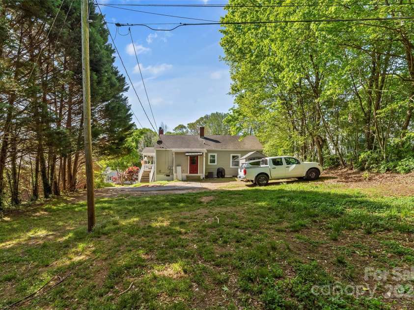 1068 14th Avenue, Hickory, NC 28601.  MLS# CAR4246033, YatesRealty ID 13859. 