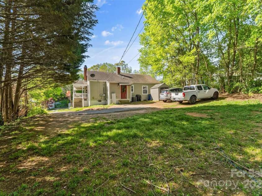 1068 14th Avenue, Hickory, NC 28601.  MLS# CAR4246033, YatesRealty ID 13859. 