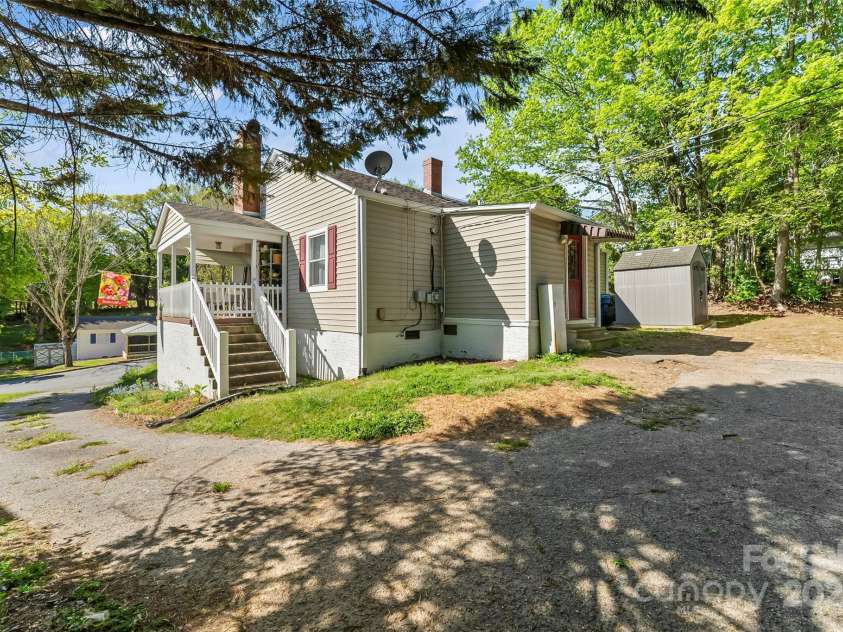 1068 14th Avenue, Hickory, NC 28601.  MLS# CAR4246033, YatesRealty ID 13859. 