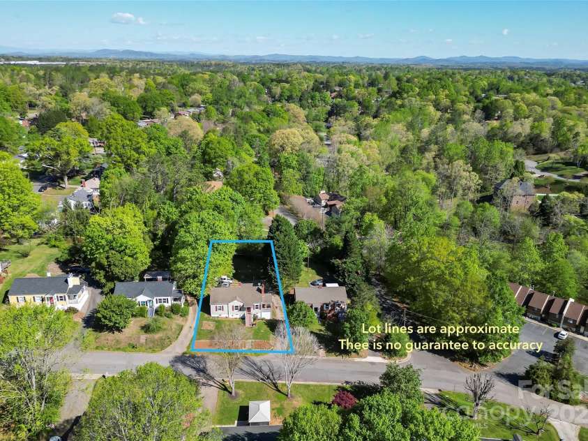 1068 14th Avenue, Hickory, NC 28601.  MLS# CAR4246033, YatesRealty ID 13859. 