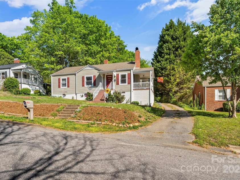 1068 14th Avenue, Hickory, NC 28601.  MLS# CAR4246033, YatesRealty ID 13859. 