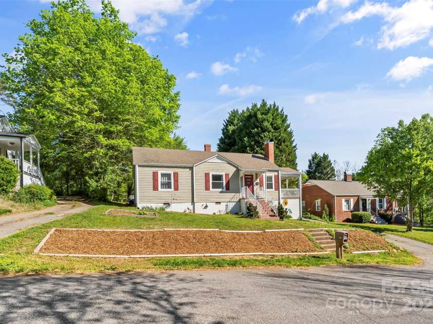 1068 14th Avenue, Hickory, NC 28601.  MLS# CAR4246033, YatesRealty ID 13859. 