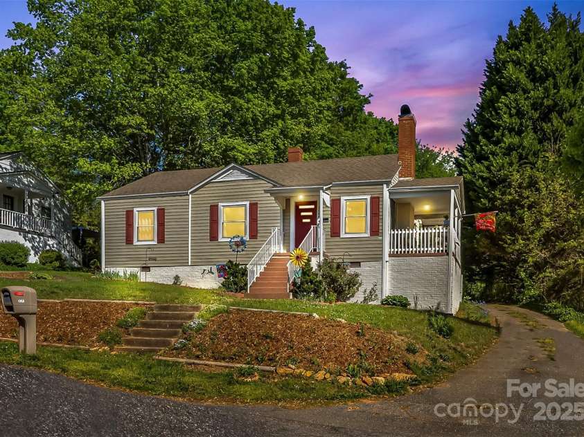 1068 14th Avenue, Hickory, NC 28601.  MLS# CAR4246033, YatesRealty ID 13859. 