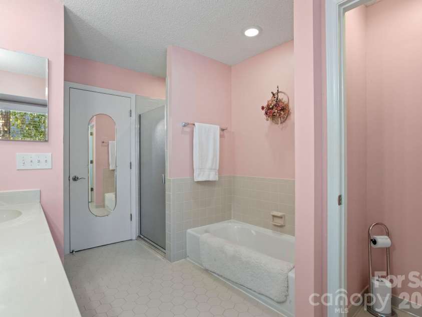 128 Forest View Drive, Flat Rock, NC 28731.  MLS# CAR4372565, YatesRealty ID 13861. 