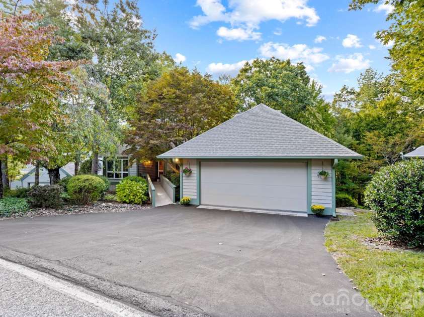 128 Forest View Drive, Flat Rock, NC 28731.  MLS# CAR4372565, YatesRealty ID 13861. 