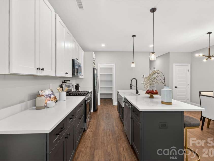 3219 Credenza Road, Charlotte, NC 28208.  MLS# CAR4363734, YatesRealty ID 13862. 