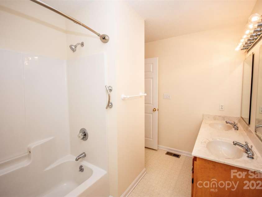 3309 Broad Street, Statesville, NC 28625.  MLS# CAR4291765, YatesRealty ID 13864. 