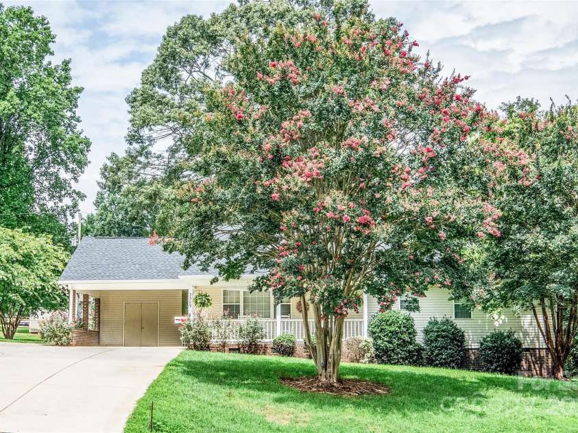 3309 Broad Street, Statesville, NC 28625.  MLS# CAR4291765, YatesRealty ID 13864. 