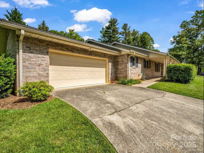 209 Daniel Drive, Hendersonville, NC 28739.  MLS# CAR4253931, YatesRealty ID 13866. 