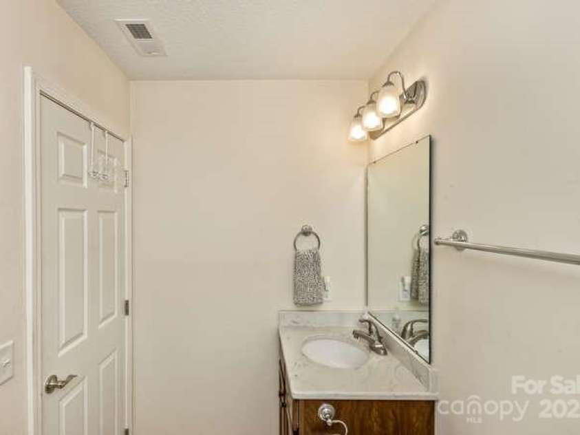43 Sunny Meadows Boulevard, Arden, NC 28704.  MLS# CAR4249909, YatesRealty ID 13867. Full guest bathroom upstairs