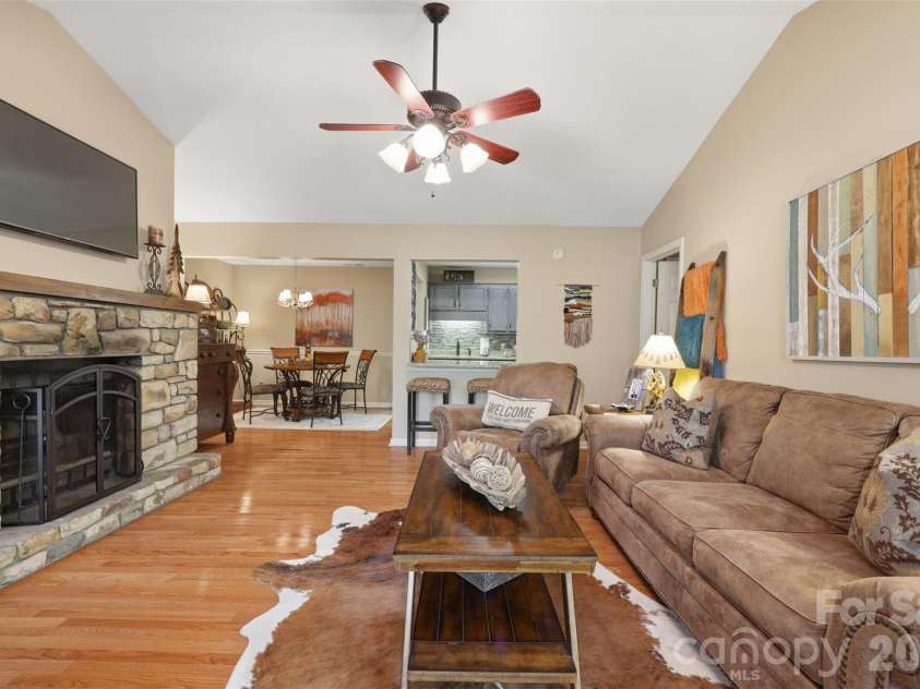 155 Glen Burney Lane, Blowing Rock, NC 28605.  MLS# CAR4372363, YatesRealty ID 13869. 