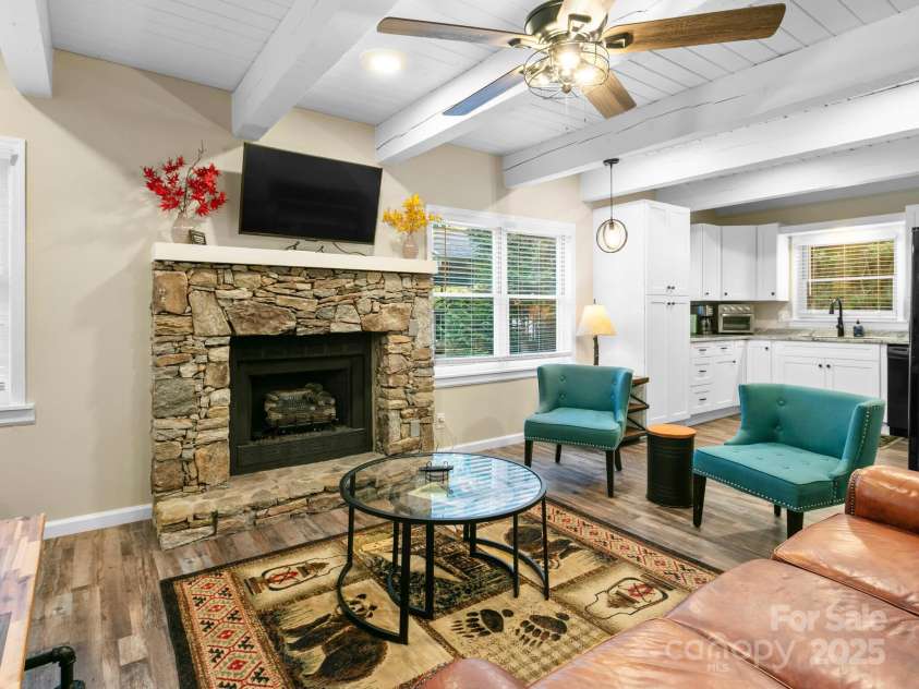 139 Kammerer Drive, Waynesville, NC 28785.  MLS# CAR4302164, YatesRealty ID 1387. Living Room 