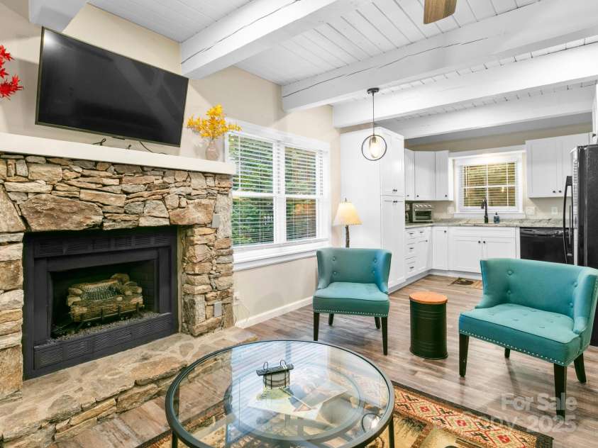 139 Kammerer Drive, Waynesville, NC 28785.  MLS# CAR4302164, YatesRealty ID 1387. Living Room 