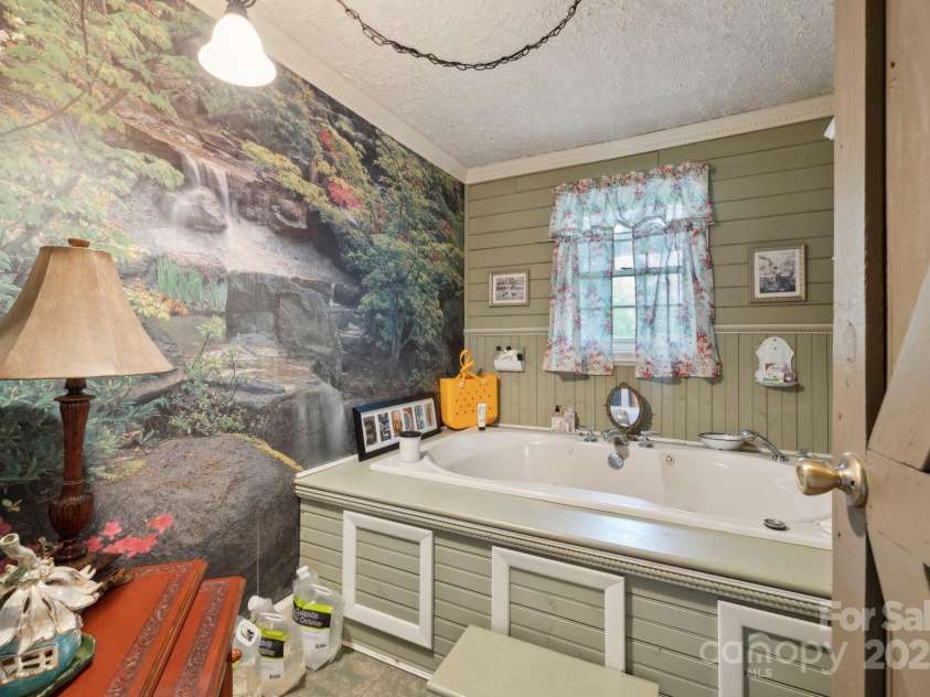 214 Hubert Mccall Road, Balsam Grove, NC 28708.  MLS# CAR4256871, YatesRealty ID 13872. Oversized Soaking Tub