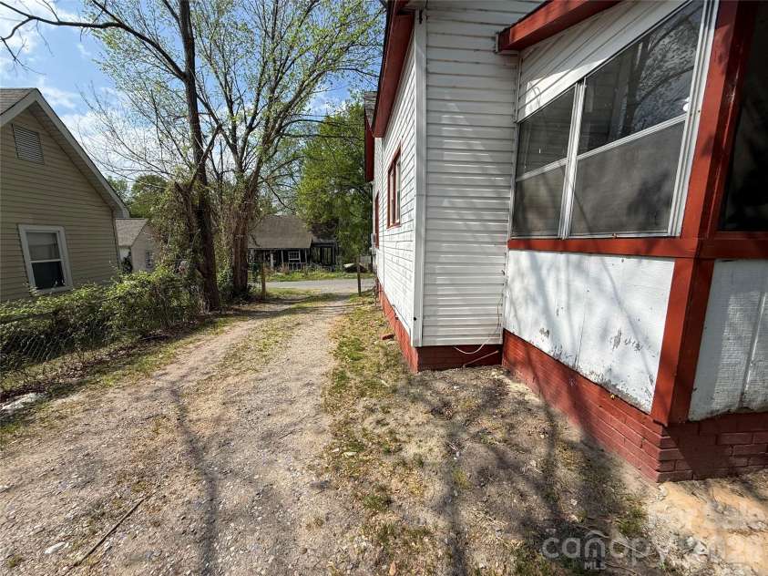 965 13th Street, Lancaster, SC 29720.  MLS# CAR4372841, YatesRealty ID 13875. 