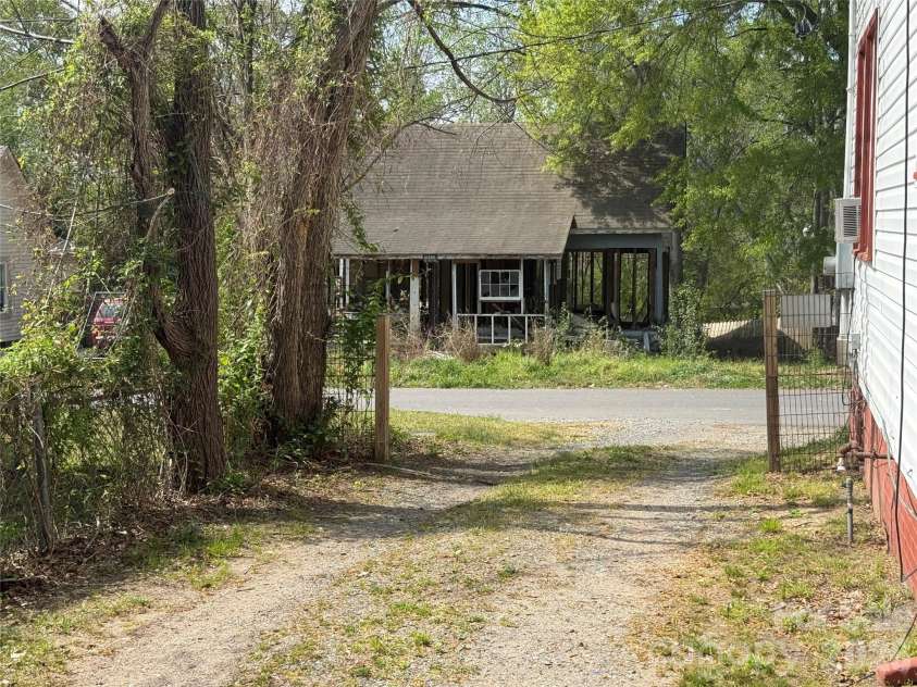 965 13th Street, Lancaster, SC 29720.  MLS# CAR4372841, YatesRealty ID 13875. 