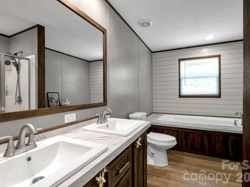 87 Horseback Lane, Marshall, NC 28753.  MLS# CAR4363036, YatesRealty ID 13882. Ensuite bath