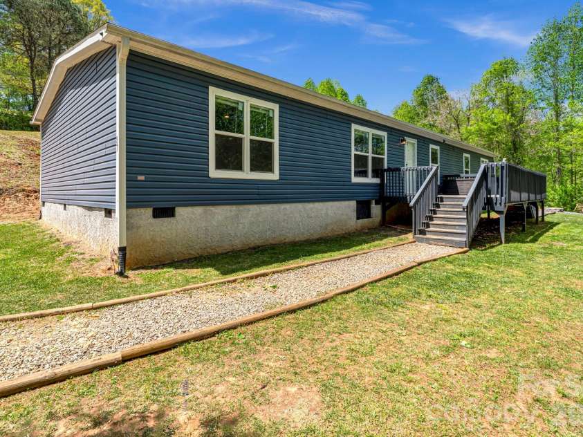 87 Horseback Lane, Marshall, NC 28753.  MLS# CAR4363036, YatesRealty ID 13882. Side profile of the home with easy access points