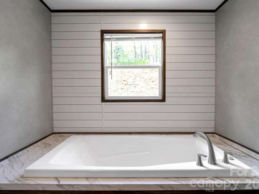 87 Horseback Lane, Marshall, NC 28753.  MLS# CAR4363036, YatesRealty ID 13882. Soaker Tub