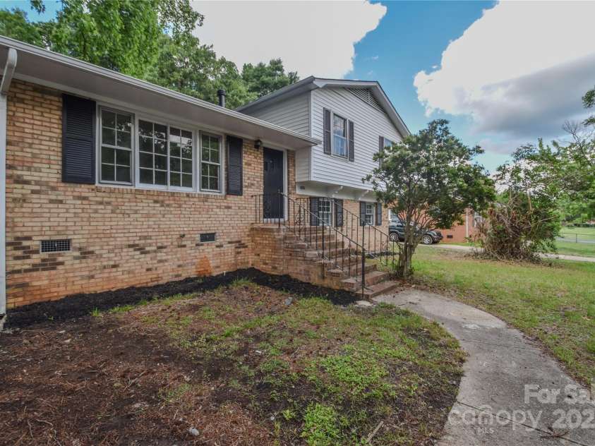 6921 Idlewild Road, Charlotte, NC 28212.  MLS# CAR4324950, YatesRealty ID 13884. 