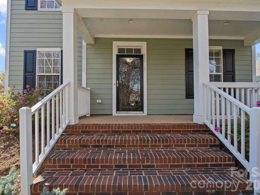 17715 North Shore Circle, Cornelius, NC 28031.  MLS# CAR4362442, YatesRealty ID 13885. 