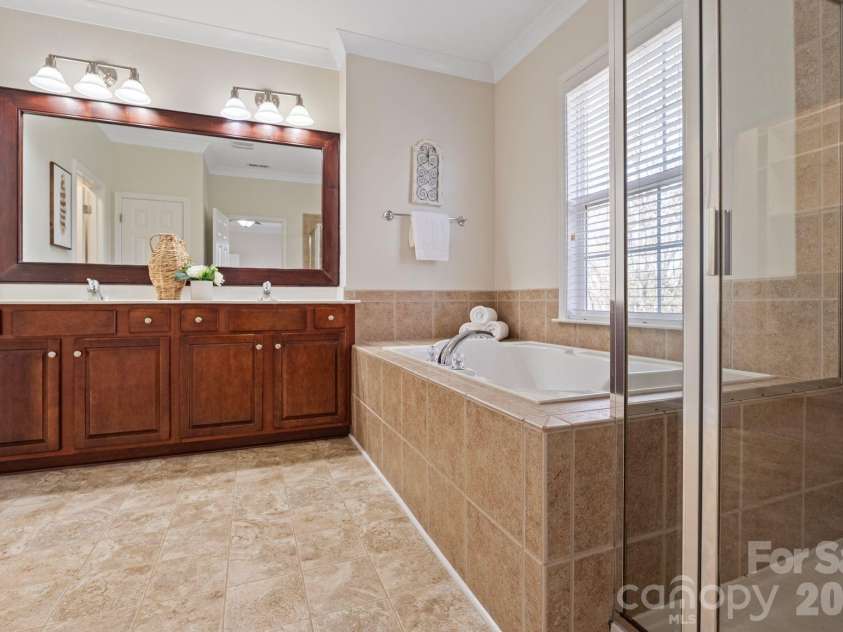 17715 North Shore Circle, Cornelius, NC 28031.  MLS# CAR4362442, YatesRealty ID 13885. 
