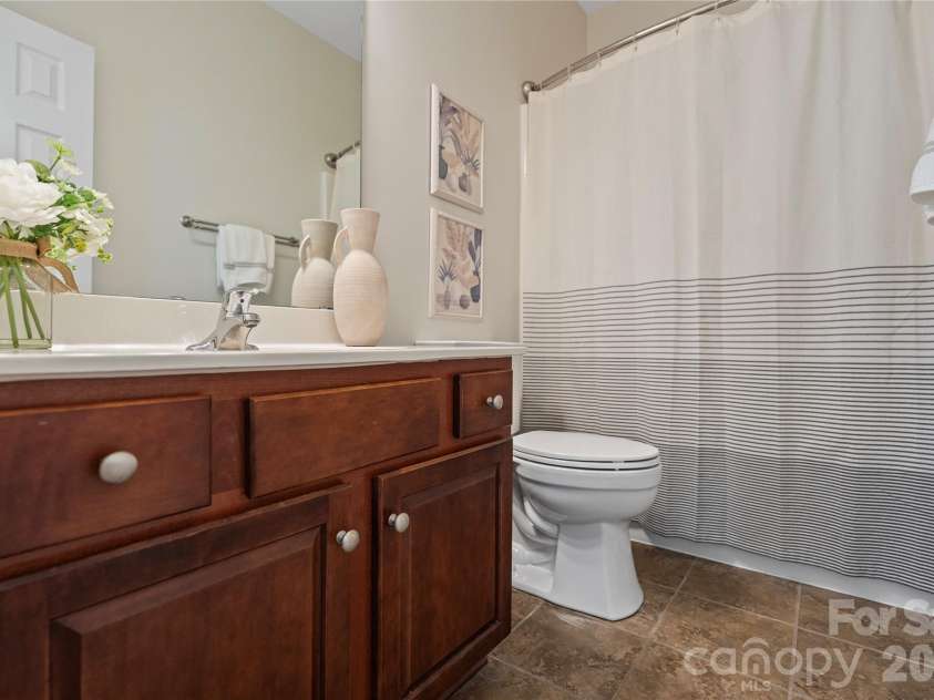 17715 North Shore Circle, Cornelius, NC 28031.  MLS# CAR4362442, YatesRealty ID 13885. Full Bath