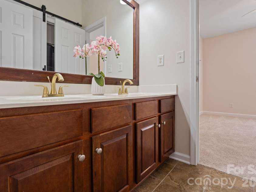 17715 North Shore Circle, Cornelius, NC 28031.  MLS# CAR4362442, YatesRealty ID 13885. Jack and Jill full bath
