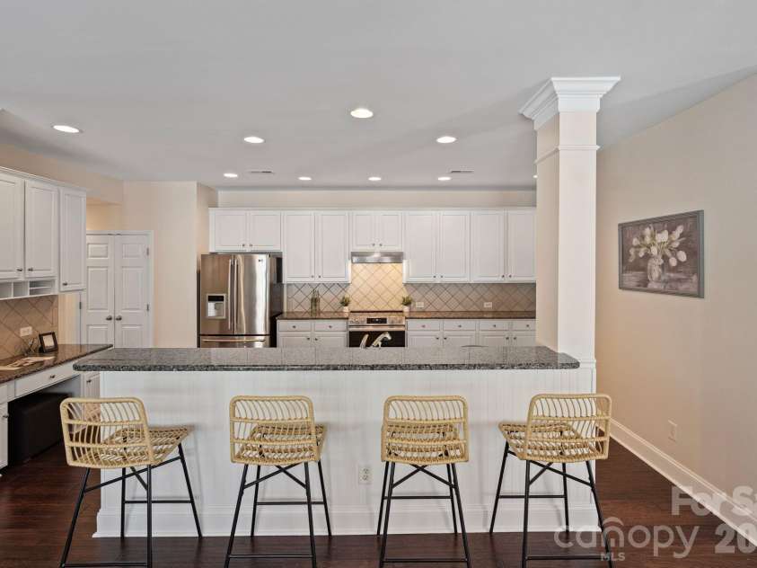 17715 North Shore Circle, Cornelius, NC 28031.  MLS# CAR4362442, YatesRealty ID 13885. Kitchen with breakfast bar