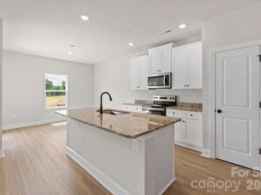 6610 Fairford Drive, Charlotte, NC 28215.  MLS# CAR4354001, YatesRealty ID 13886. 