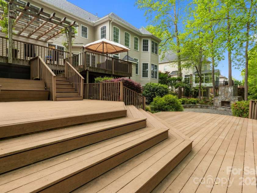 263 Fernbrook Drive, Mooresville, NC 28117.  MLS# CAR4246852, YatesRealty ID 13887. 3-tiered deck with built-in seating.