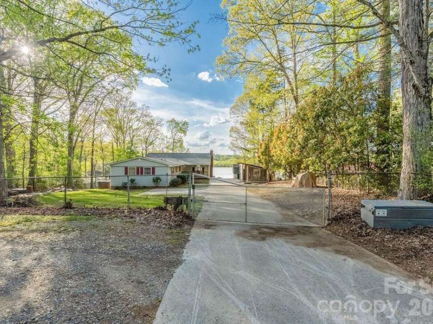 349 Lake Wylie Road, Belmont, NC 28012.  MLS# CAR4367153, YatesRealty ID 13889. 