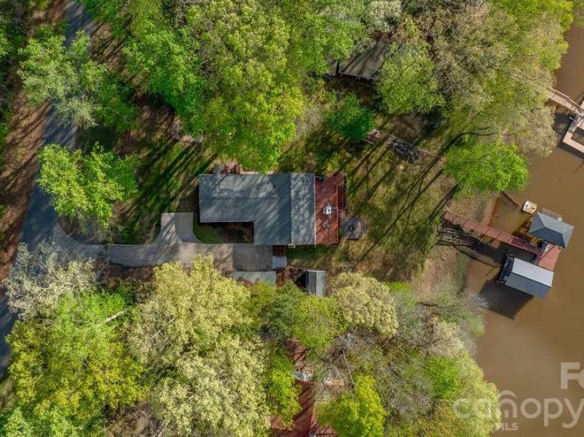 349 Lake Wylie Road, Belmont, NC 28012.  MLS# CAR4367153, YatesRealty ID 13889. 