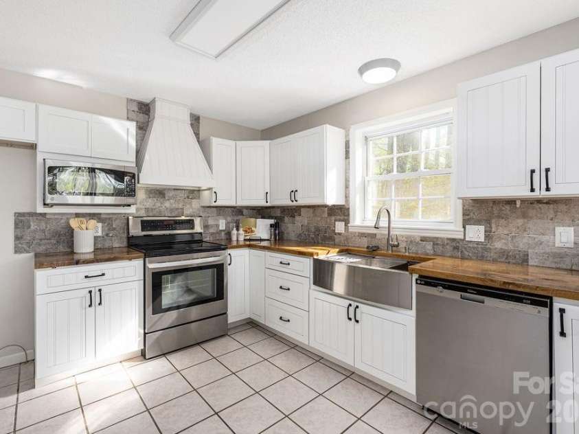 349 Lake Wylie Road, Belmont, NC 28012.  MLS# CAR4367153, YatesRealty ID 13889. 
