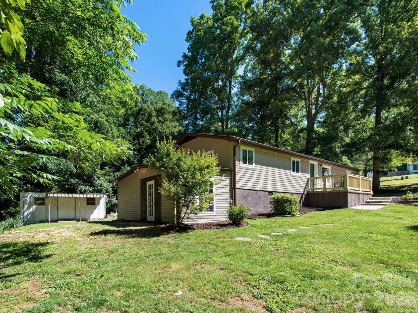 425 Lyndhurst Drive, Hendersonville, NC 28791.  MLS# CAR4395243, YatesRealty ID 13890. 