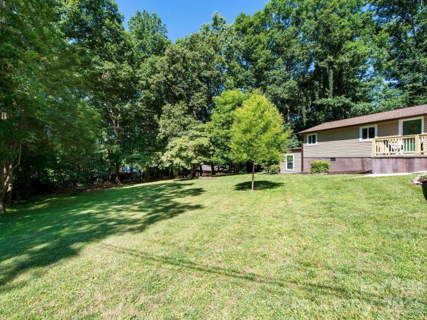 425 Lyndhurst Drive, Hendersonville, NC 28791.  MLS# CAR4395243, YatesRealty ID 13890. 