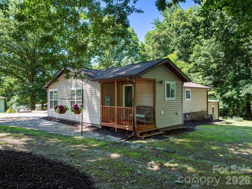 425 Lyndhurst Drive, Hendersonville, NC 28791.  MLS# CAR4395243, YatesRealty ID 13890. 