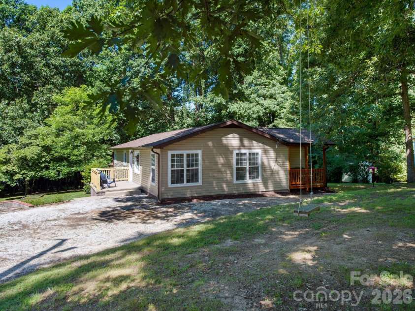 425 Lyndhurst Drive, Hendersonville, NC 28791.  MLS# CAR4395243, YatesRealty ID 13890. 