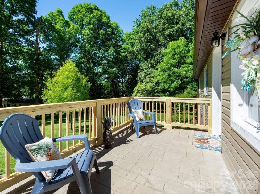 425 Lyndhurst Drive, Hendersonville, NC 28791.  MLS# CAR4395243, YatesRealty ID 13890. 