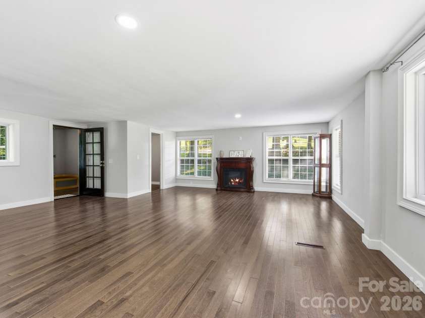 425 Lyndhurst Drive, Hendersonville, NC 28791.  MLS# CAR4395243, YatesRealty ID 13890. 