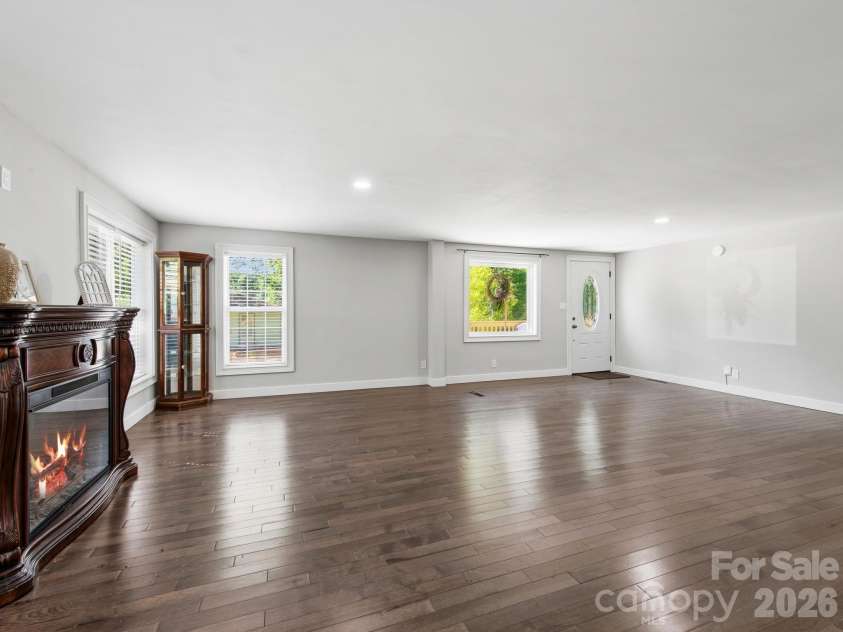 425 Lyndhurst Drive, Hendersonville, NC 28791.  MLS# CAR4395243, YatesRealty ID 13890. 