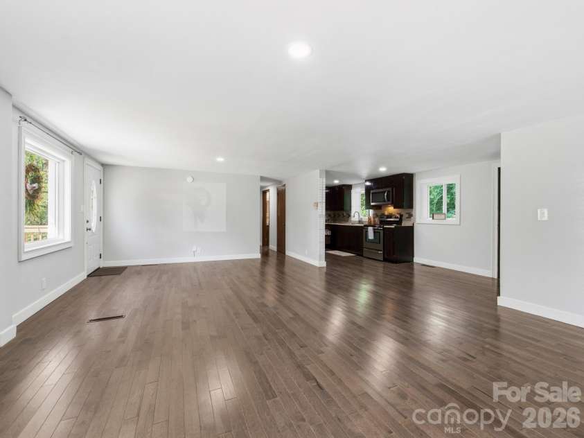 425 Lyndhurst Drive, Hendersonville, NC 28791.  MLS# CAR4395243, YatesRealty ID 13890. 