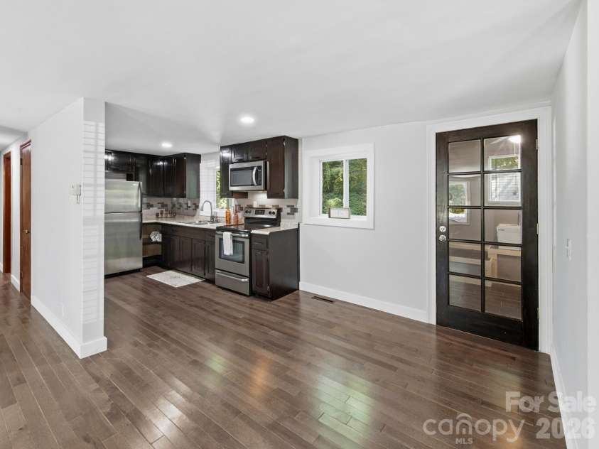 425 Lyndhurst Drive, Hendersonville, NC 28791.  MLS# CAR4395243, YatesRealty ID 13890. 