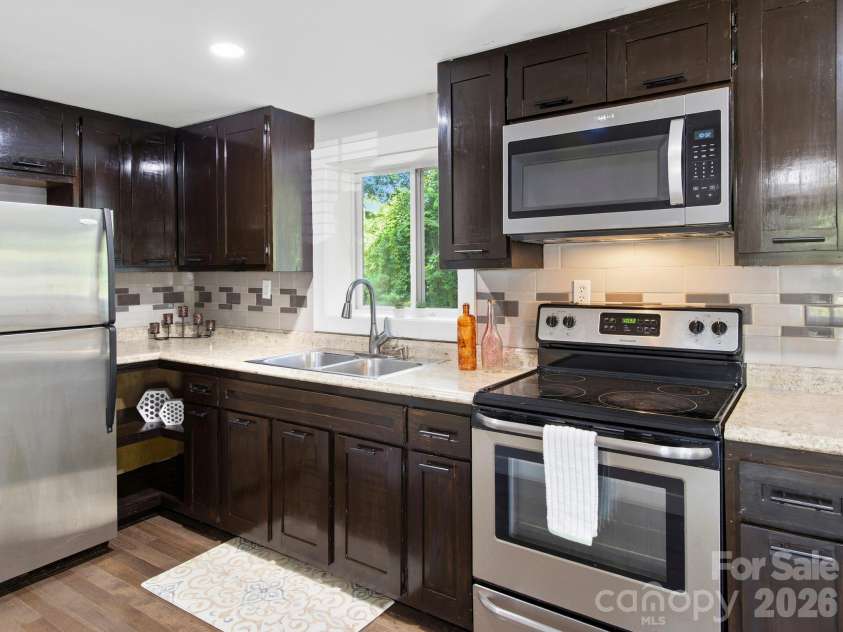425 Lyndhurst Drive, Hendersonville, NC 28791.  MLS# CAR4395243, YatesRealty ID 13890. 