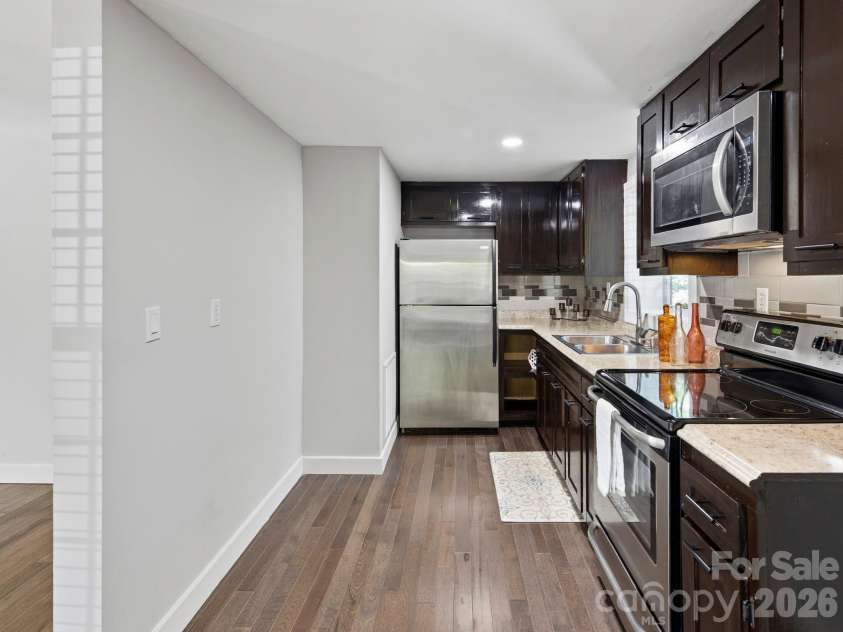 425 Lyndhurst Drive, Hendersonville, NC 28791.  MLS# CAR4395243, YatesRealty ID 13890. 