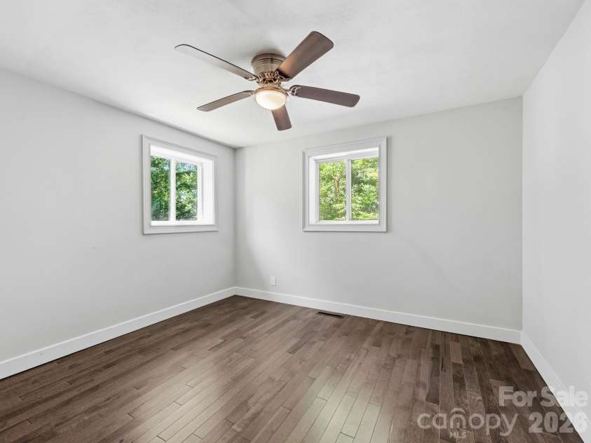 425 Lyndhurst Drive, Hendersonville, NC 28791.  MLS# CAR4395243, YatesRealty ID 13890. 