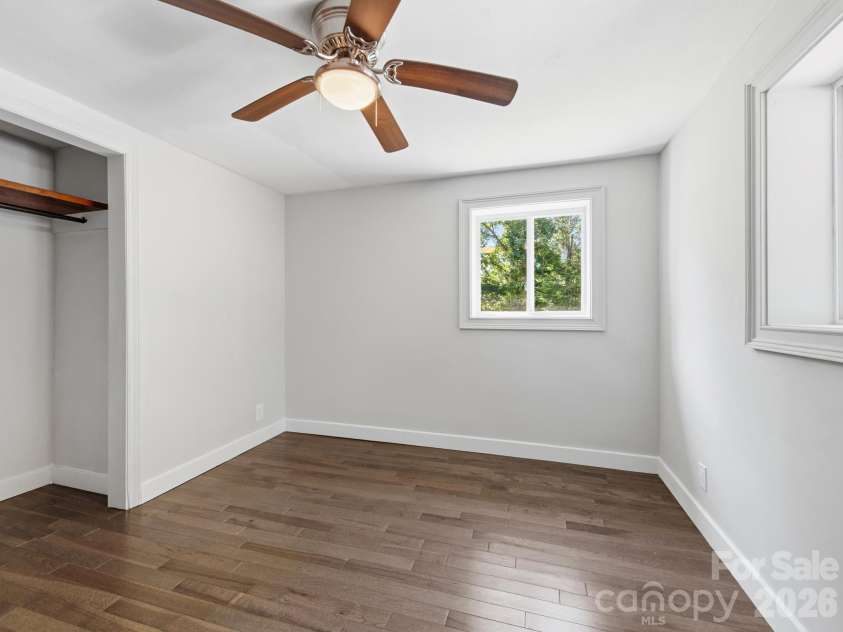 425 Lyndhurst Drive, Hendersonville, NC 28791.  MLS# CAR4395243, YatesRealty ID 13890. 