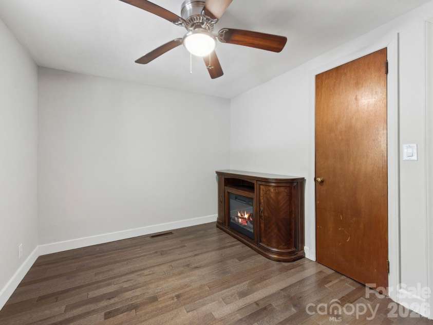 425 Lyndhurst Drive, Hendersonville, NC 28791.  MLS# CAR4395243, YatesRealty ID 13890. 